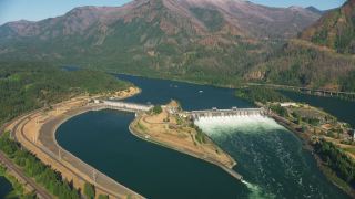 俄勒冈州(约2021年):哥伦比亚河峡谷上博纳维尔水坝的鸟瞰图。用直升机用RED 8K拍摄的Cineflex。视频素材模板下载