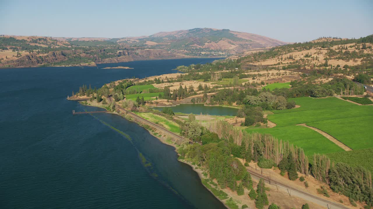 俄勒冈州(约2021年):哥伦比亚河峡谷鸟瞰图。用直升机用RED 8K拍摄的Cineflex。