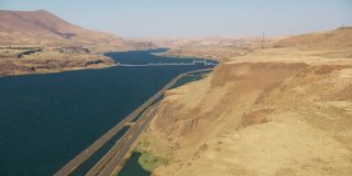 俄勒冈州(约2021年):哥伦比亚河峡谷俄勒冈州主干线铁路桥的鸟瞰图。用直升机用RED 8K拍摄的Cineflex。