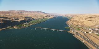 俄勒冈州(约2021年):哥伦比亚河峡谷山姆希尔纪念桥的鸟瞰图。用直升机用RED 8K拍摄的Cineflex。