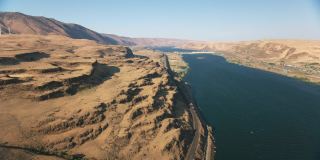 俄勒冈州(约2021年):哥伦比亚河峡谷约翰·戴大坝的鸟瞰图。用直升机用RED 8K拍摄的Cineflex。