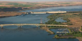 俄勒冈州约2021年:哥伦比亚河峡谷麦克纳瑞水闸和大坝的鸟瞰图。用直升机用RED 8K拍摄的Cineflex。