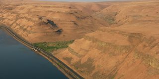 俄勒冈州(约2021年):哥伦比亚河峡谷鸟瞰图。用直升机用RED 8K拍摄的Cineflex。