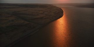 俄勒冈州(约2021年):哥伦比亚河峡谷的日出。用直升机用RED 8K拍摄的Cineflex。
