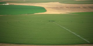 俄勒冈州(约2021年):哥伦比亚河峡谷农场的鸟瞰图。用直升机用RED 8K拍摄的Cineflex。