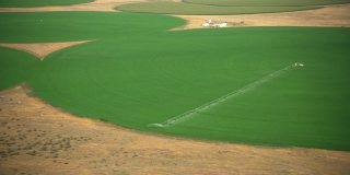 俄勒冈州(约2021年):哥伦比亚河峡谷农场的鸟瞰图。用直升机用RED 8K拍摄的Cineflex。