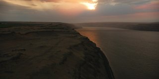 俄勒冈州(约2021年):哥伦比亚河峡谷的日出。用直升机用RED 8K拍摄的Cineflex。
