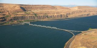 俄勒冈州(约2021年):沿哥伦比亚河峡谷的俄勒冈州主干线铁路桥鸟瞰图。用直升机用RED 8K拍摄的Cineflex。