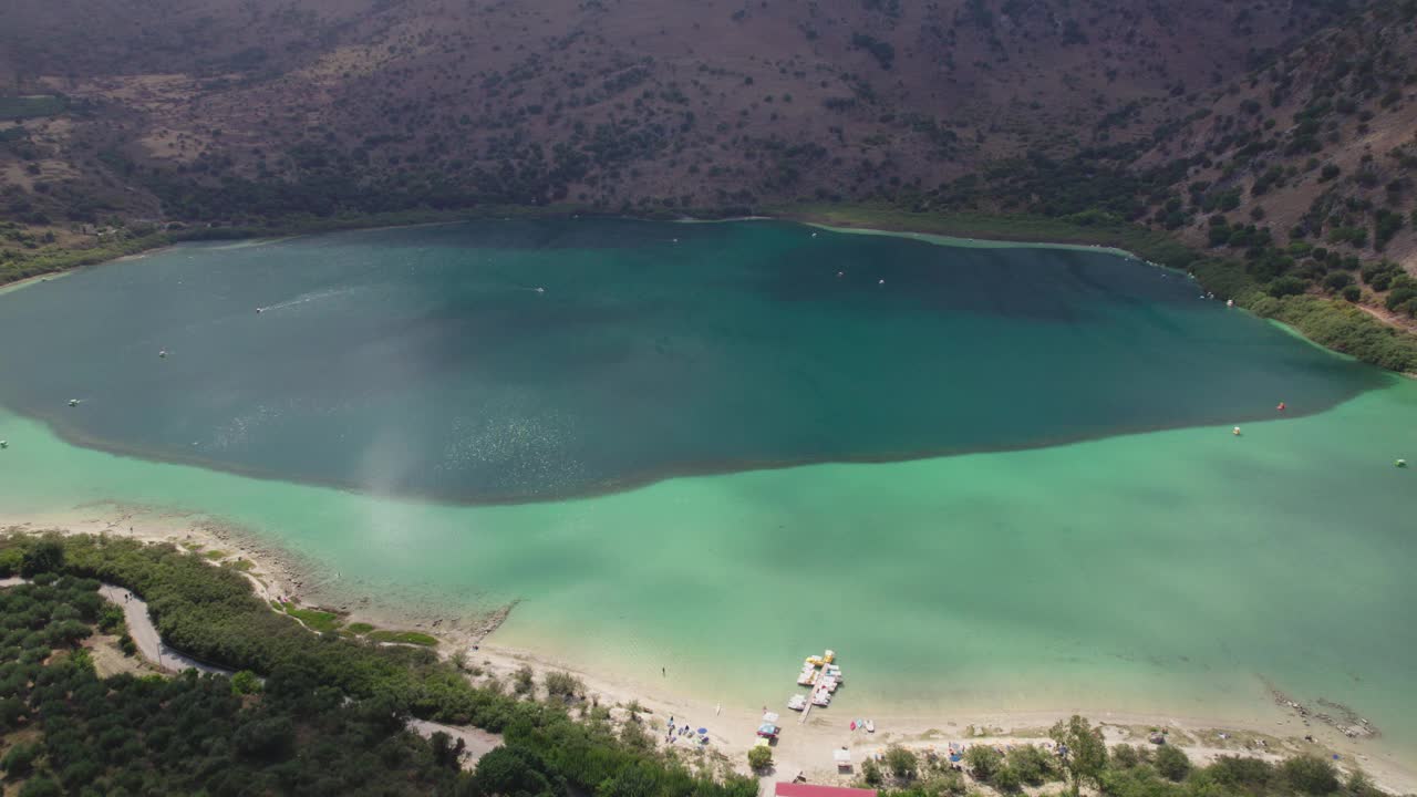 鸟瞰图。克里特岛美丽的高山湖泊库纳斯