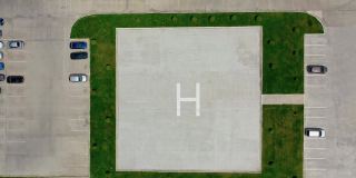 空的停车位。以字母H为中心的广场，用来停放汽车。现代化的停车场。鸟瞰图。运动。