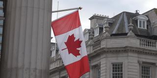 缓慢的运动。悬挂在柱子上的加拿大国旗。