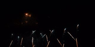 壮观的烟花表演与五彩纸屑在夜空。2022年除夕庆祝活动。发光的、五彩缤纷的烟火。节日烟火概念