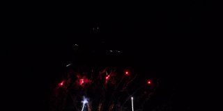 深夜空上的真正彩色烟花，2022年7月4日独立日庆祝活动，4k高质量镜头
