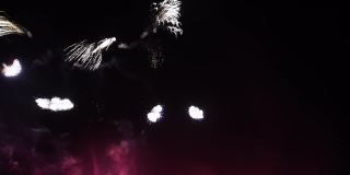 闪烁的烟花在夜空中爆炸循环动画背景。生日，周年纪念，庆祝，节日，新年，邀请，圣诞节，节日，2022年问候