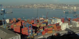 集装箱码头在瓦尔帕莱索，智利，南美。高角度的观点。