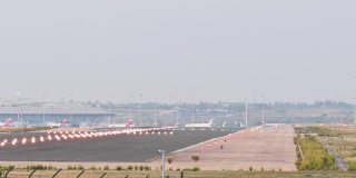 一架降落在机场跑道上的商用喷气式飞机的广角视图。高质量的全高清镜头