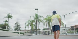 十几岁前的男孩网球运动员，健康的幼童运动员训练，积极的健康概念