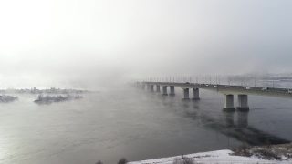 伊尔库茨克安加拉河上的冬日。寒冷的一天。安加拉河汹涌澎湃。伊尔库茨克市的Akademichesky桥。从无人机上射击。从上面看视频素材模板下载