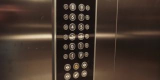 女人在电梯里按按钮