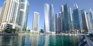 阿联酋，迪拜，2021年2月15日:迪拜码头的天际线，码头上的现代摩天大楼，豪华酒店和游艇在海湾的波浪中摇摆