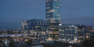 夜景摩天大楼的鸟瞰图，摄像机在建筑物前移动。波兰格但斯克市。