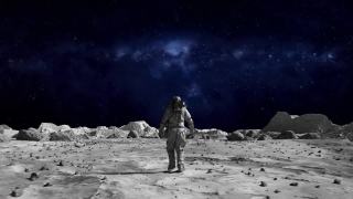 下面这张勇敢的宇航员穿着宇航服自信地行走在月球表面走向银河，身上布满了岩石。月球表面的第一位宇航员。先进技术，太空探索/旅行，殖民概念。视频素材模板下载