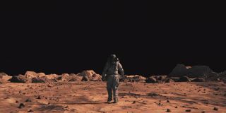 下面的照片是勇敢的宇航员穿着太空服自信地行走在火星表面。火星表面，散布着小岩石和红色沙子。橘红色的火星景观，火星表面，沙漠，悬崖，沙子。