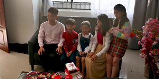 幸福的中国家庭在家里庆祝春节