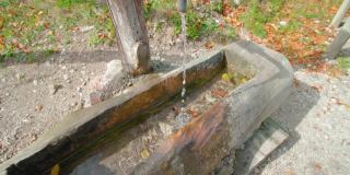 水从立管泵流入公园的木槽