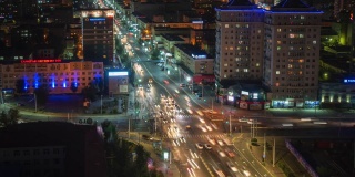 乌兰巴托中部主要十字路口夜间交通的延时视图，蒙古的首都和最大的城市