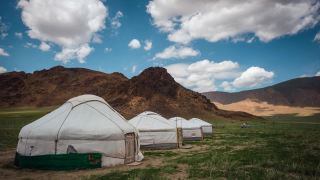 蒙古乌兰巴托外传统蒙古包营地的蒙古包的延时视图视频素材模板下载