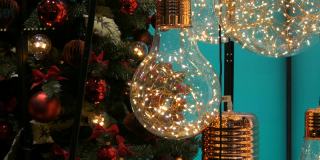 漂亮的圣诞节橱窗装饰。圣诞舞会和漂亮的花环灯。