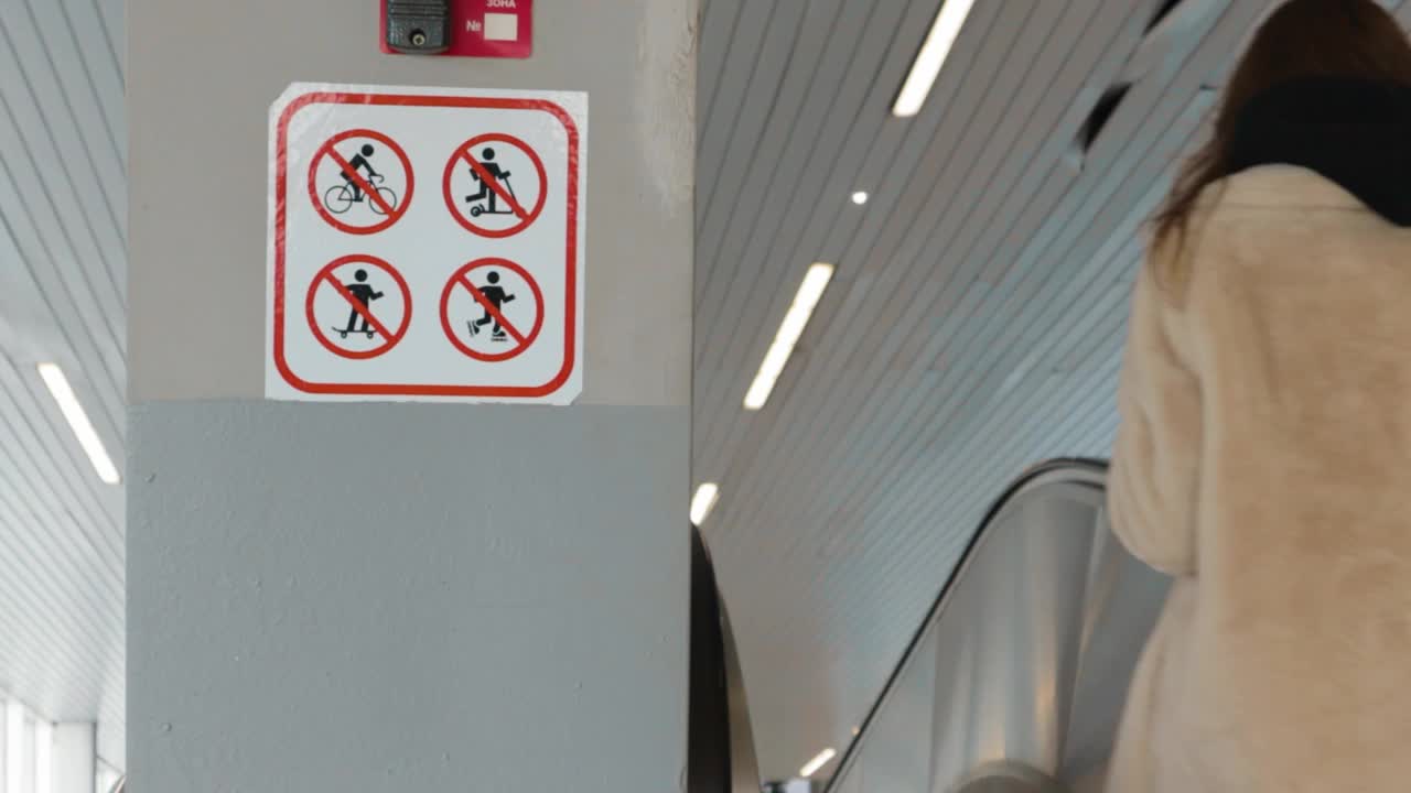 禁止指示牌车站，铁路，自动扶梯，禁止滑冰，自行车