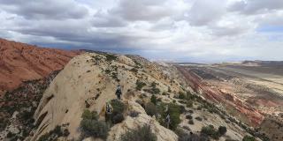 徒步旅行者穿越犹他州的国会礁国家公园