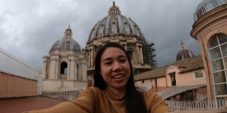 一名东南亚女子在梵蒂冈自拍