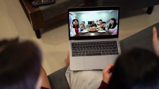 两名亚洲中国妇女视频打电话给家人和亲戚在中国新年视频素材模板下载