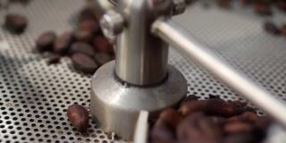 工厂的机器把咖啡豆混合起来