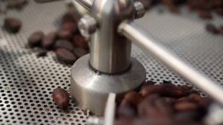 工厂的机器把咖啡豆混合起来视频素材模板下载