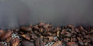 搅拌烘焙咖啡豆的特写镜头