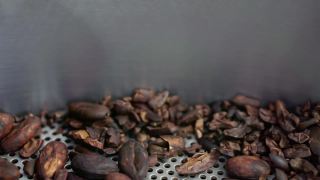 搅拌烘焙咖啡豆的特写镜头视频素材模板下载