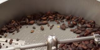 烘培的咖啡豆在烘培器中混合
