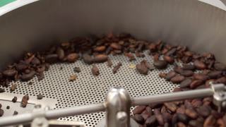 烘培的咖啡豆在烘培器中混合视频素材模板下载