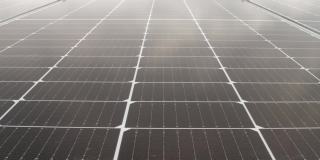 太阳能收集板在电站产生太阳能
