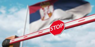 在塞尔维亚国旗的映衬下，打开拦油栏