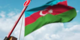 阿塞拜疆国旗上的停止标志正在关闭围栏