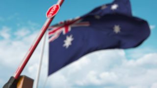 在澳大利亚国旗背景上关闭的吊杆门视频素材模板下载