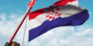 在克罗地亚国旗前设置停止标志