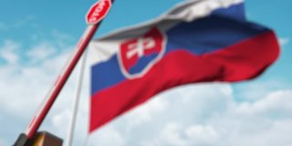 斯洛伐克国旗上有停止标志，关闭拦油栅