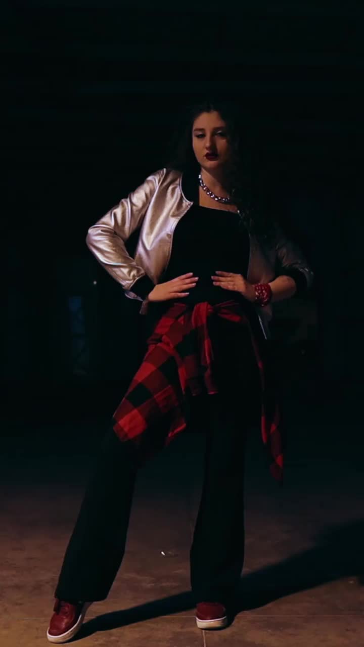一名为社交媒体拍摄舞蹈视频的年轻女子