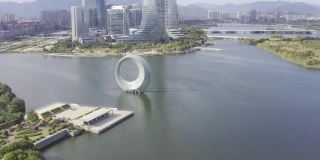 内海中一个三维圆形建筑的航拍视频